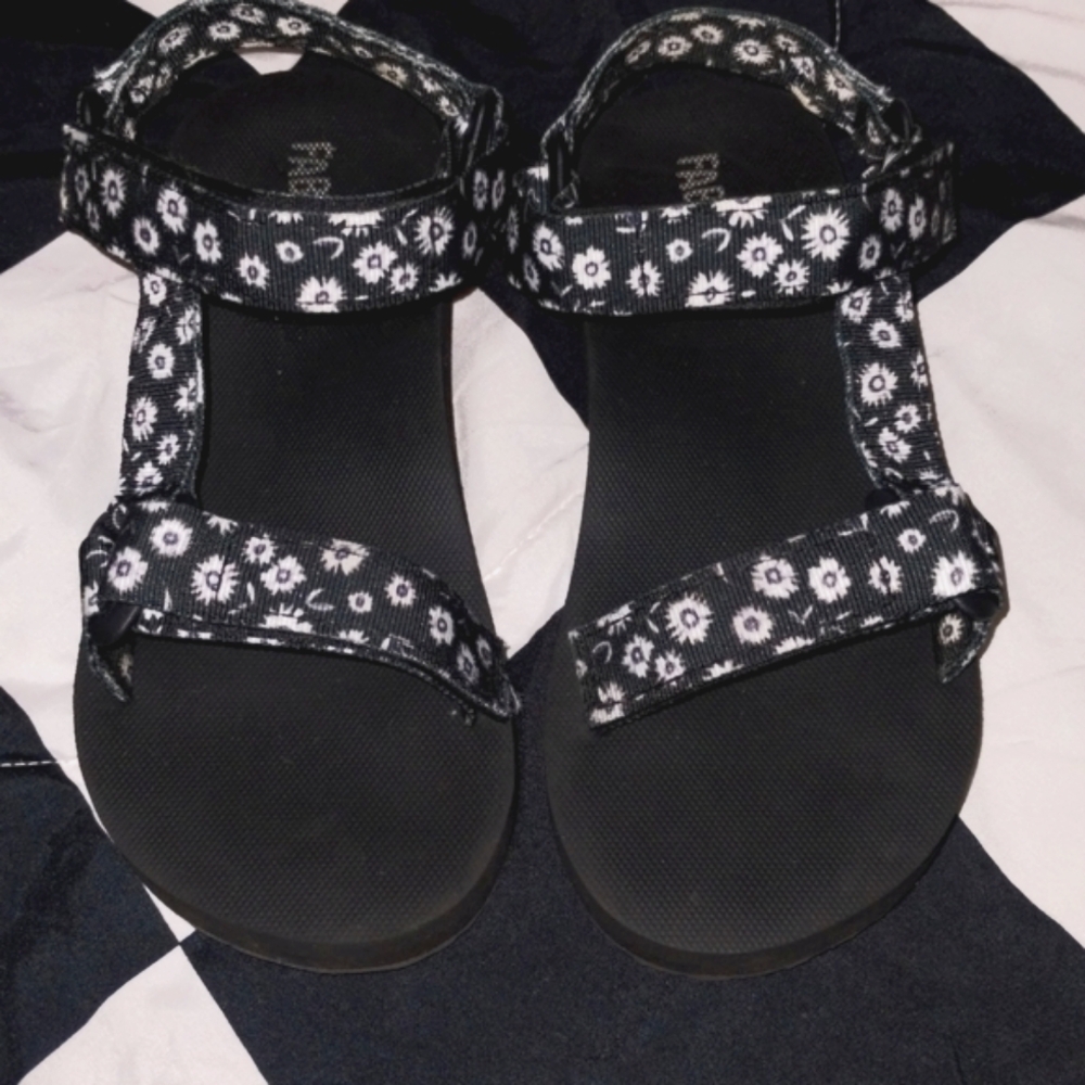 Fabkids Girls Velcro Strap Sandals Black W/ White Flowers EUC Size 12/1